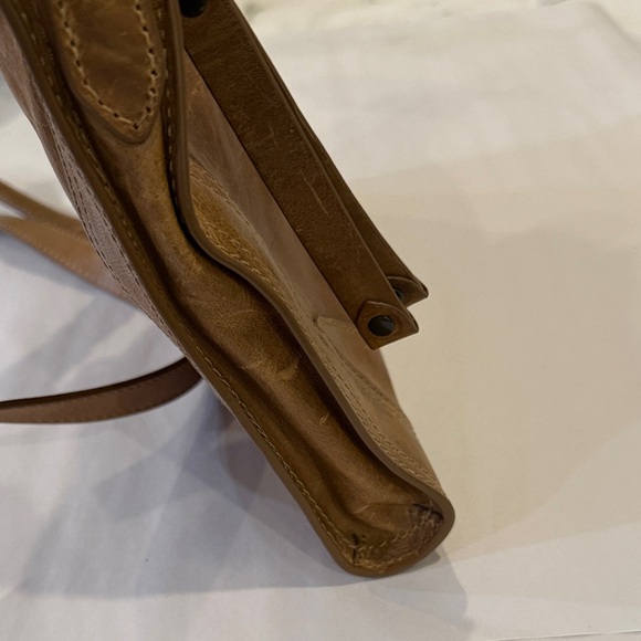FRYE Melissa Zip Crossbody Bag in Beige / Tan Distressed Leather (NWOT) - Picture 4 of 8